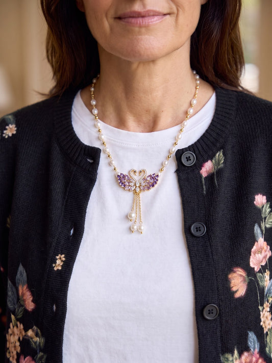Blanca · collar de dos cisnes con perlas, puesta