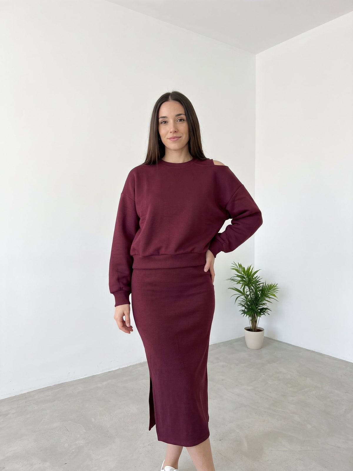 Victoria · Conjunto de sudadera y falda midi