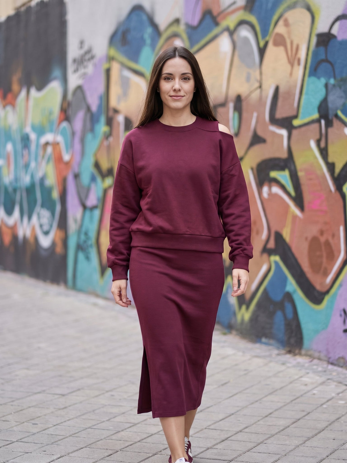Victoria · Conjunto de sudadera y falda midi