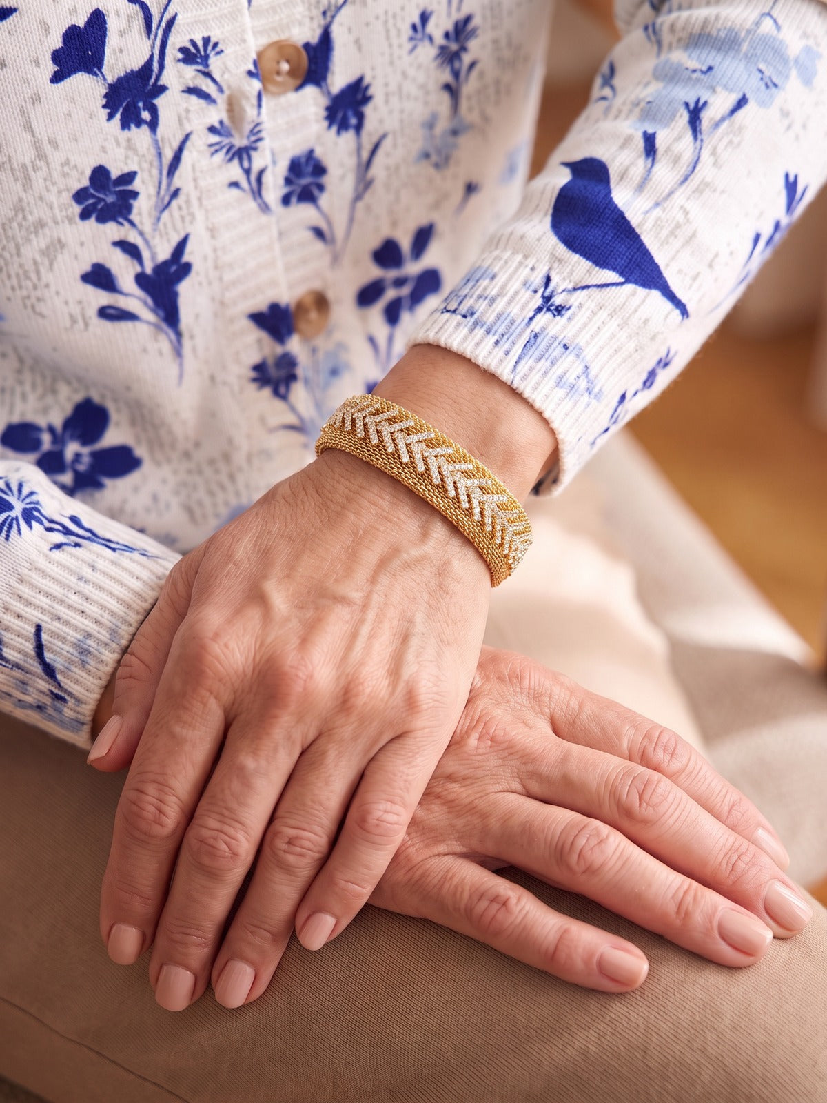 Noelia · brazalete de malla dorada, puesta