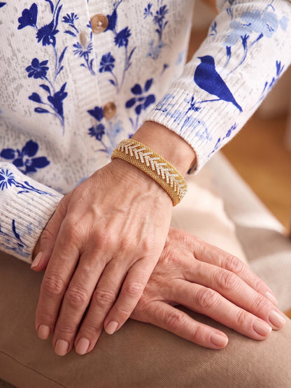 Noelia · brazalete de malla dorada, puesta