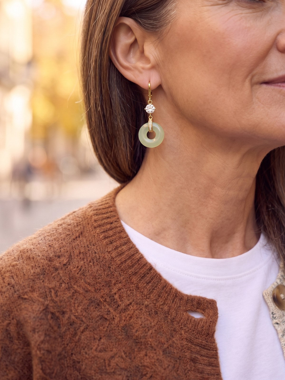 Olga · pendientes con aro verde efecto jade, puesta