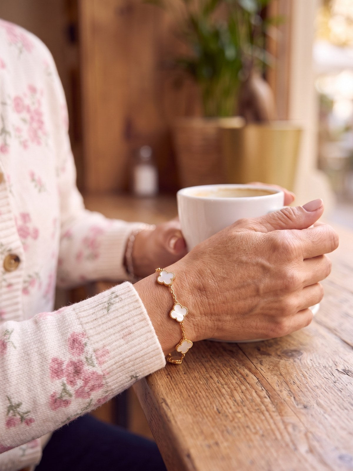 Sara · pulsera de tréboles con efecto nácar, puesta